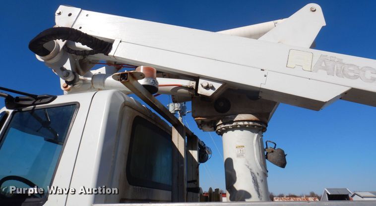 image for item MW9351 2004 International 7300  bucket truck