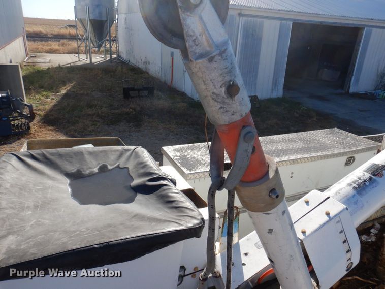 image for item MW9351 2004 International 7300  bucket truck
