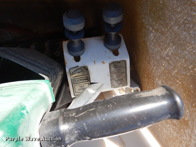 image for item MW9351 2004 International 7300  bucket truck