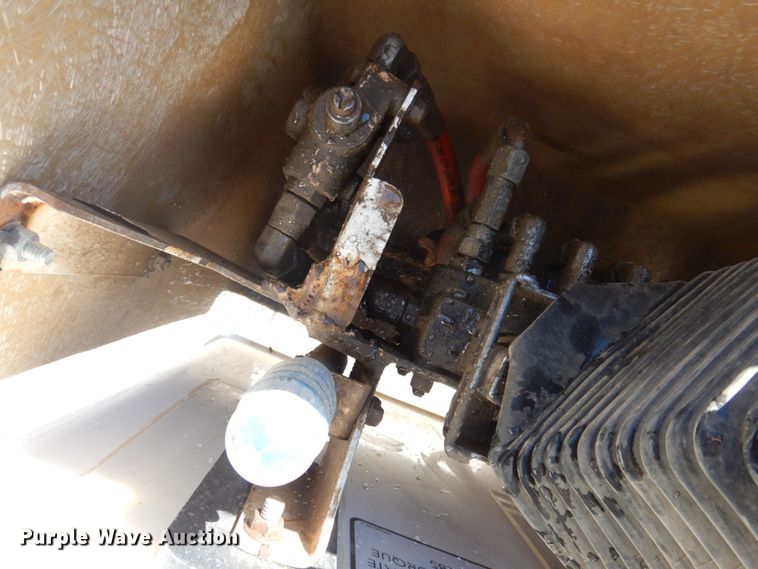 image for item MW9351 2004 International 7300  bucket truck