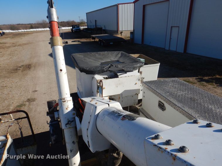 image for item MW9351 2004 International 7300  bucket truck