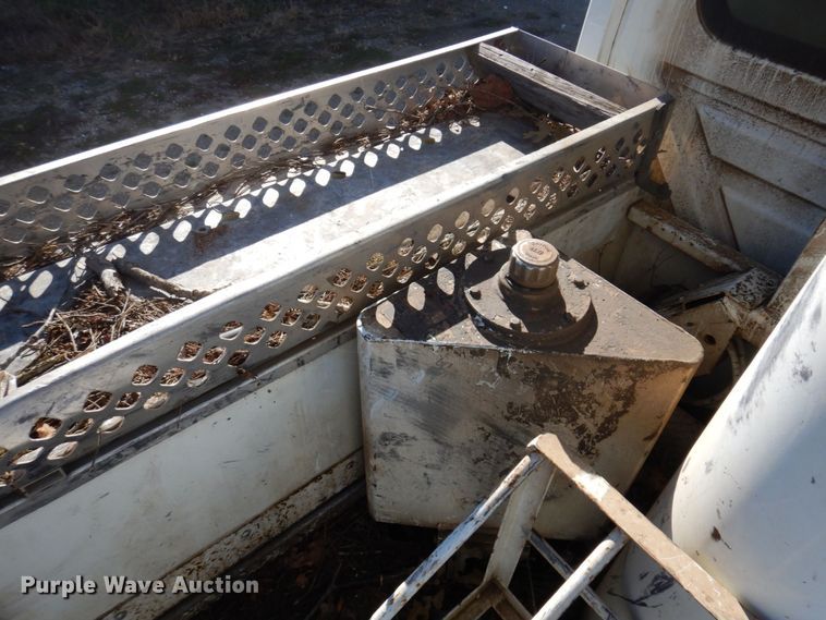 image for item MW9351 2004 International 7300  bucket truck