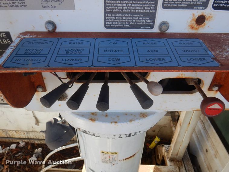 image for item MW9351 2004 International 7300  bucket truck