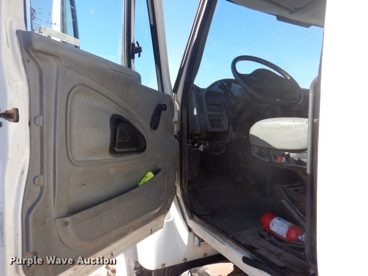 image for item MW9351 2004 International 7300  bucket truck