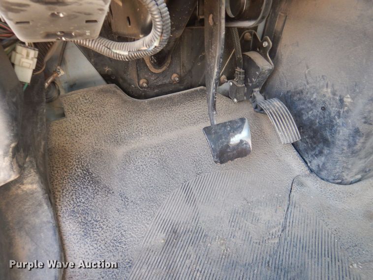 image for item MW9351 2004 International 7300  bucket truck