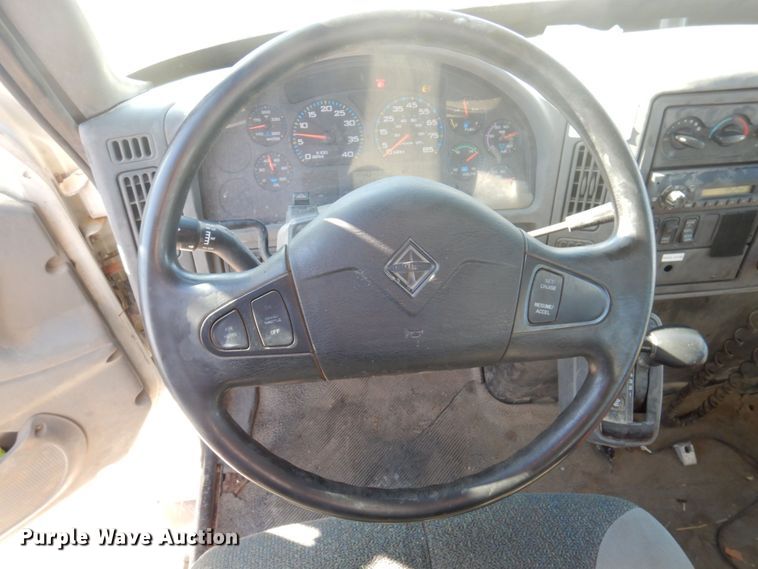 image for item MW9351 2004 International 7300  bucket truck