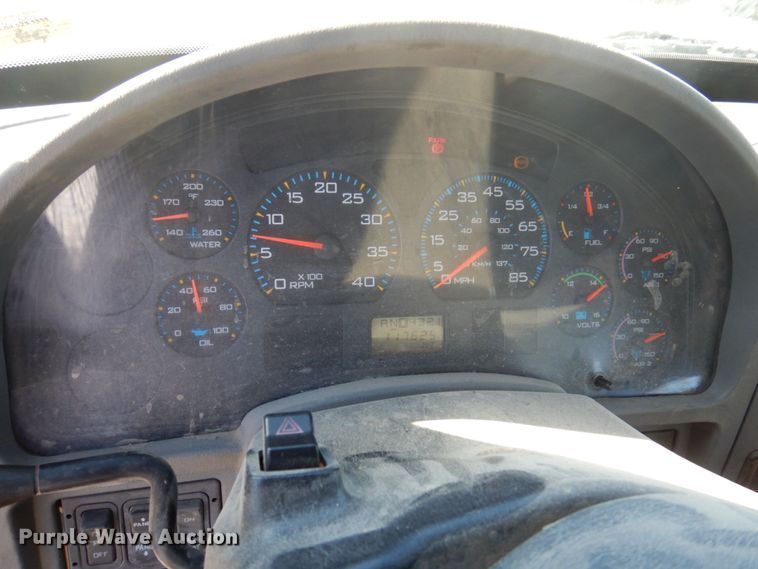 image for item MW9351 2004 International 7300  bucket truck