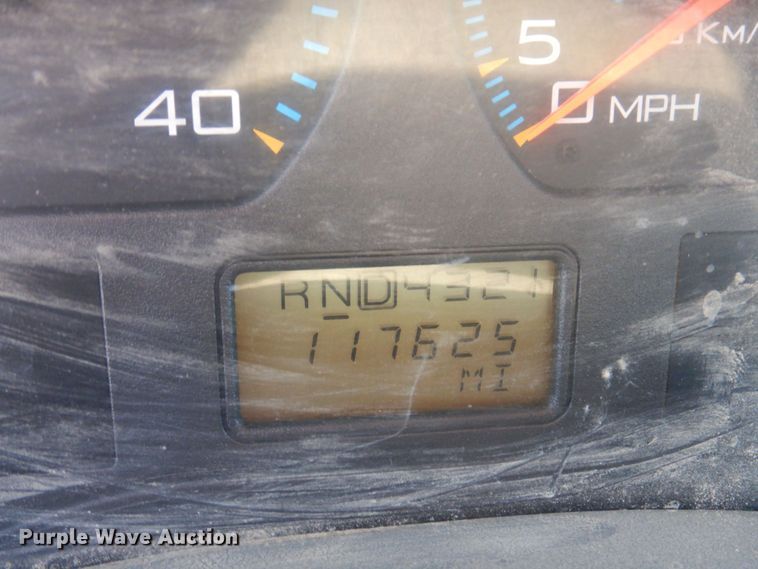 image for item MW9351 2004 International 7300  bucket truck