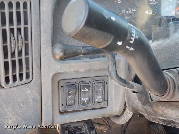 image for item MW9351 2004 International 7300  bucket truck