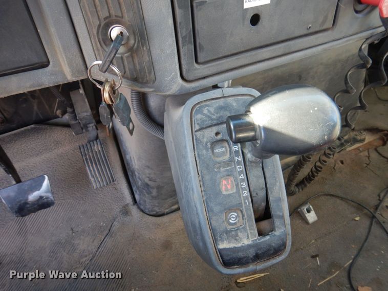 image for item MW9351 2004 International 7300  bucket truck