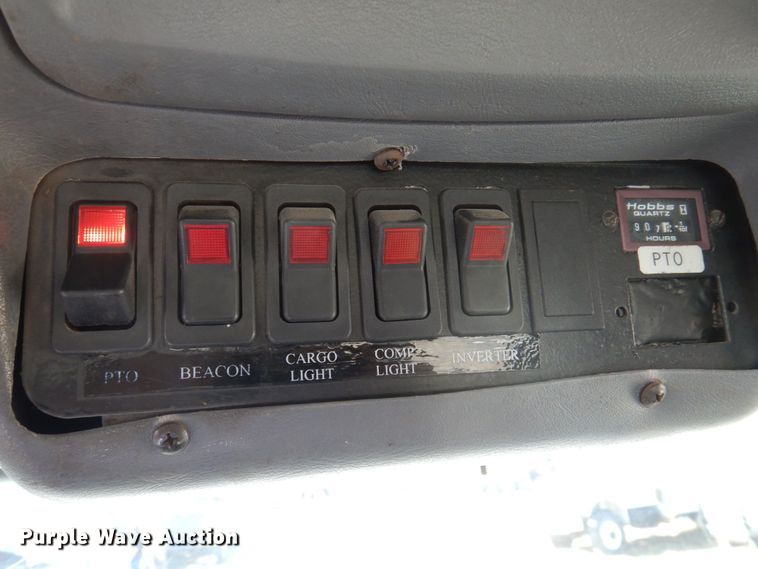 image for item MW9351 2004 International 7300  bucket truck