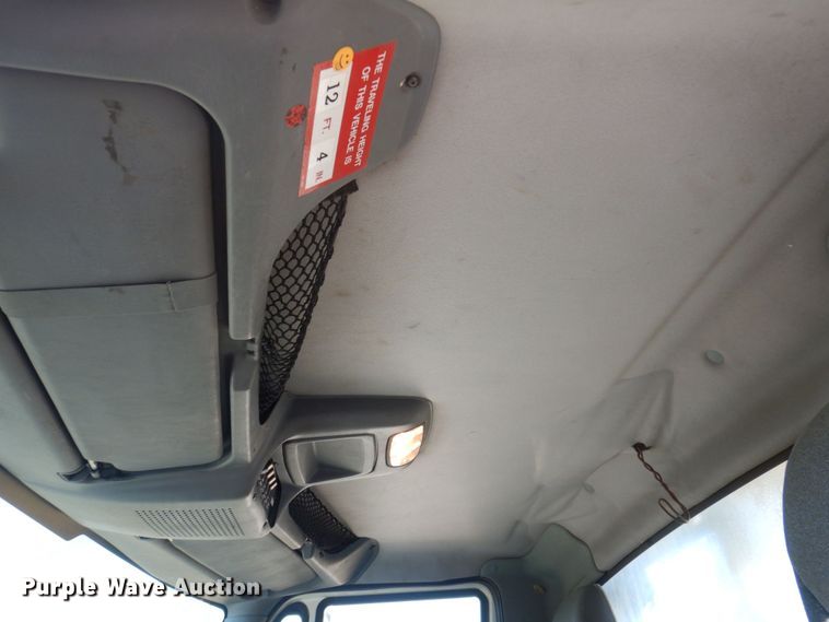 image for item MW9351 2004 International 7300  bucket truck