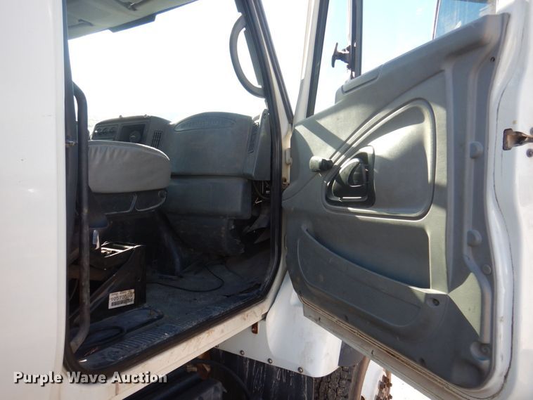 image for item MW9351 2004 International 7300  bucket truck