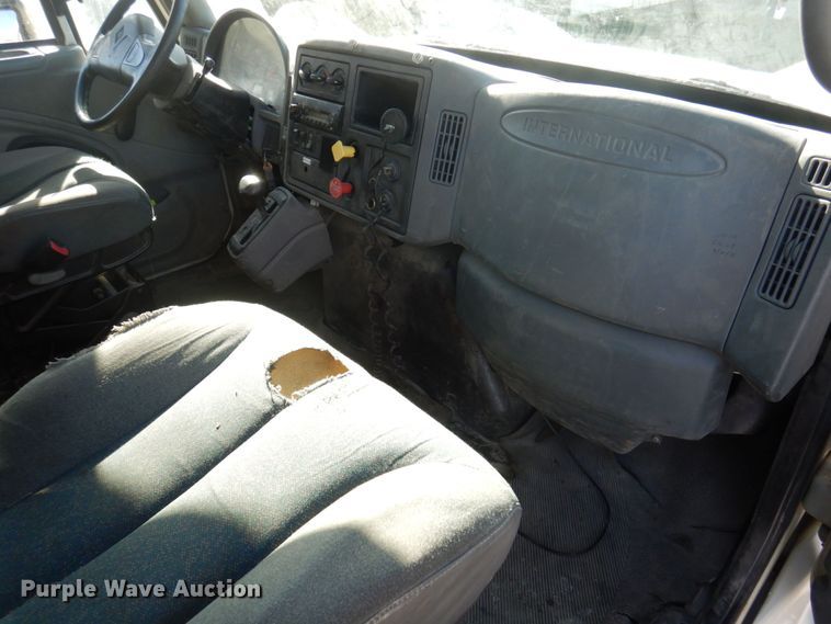 image for item MW9351 2004 International 7300  bucket truck