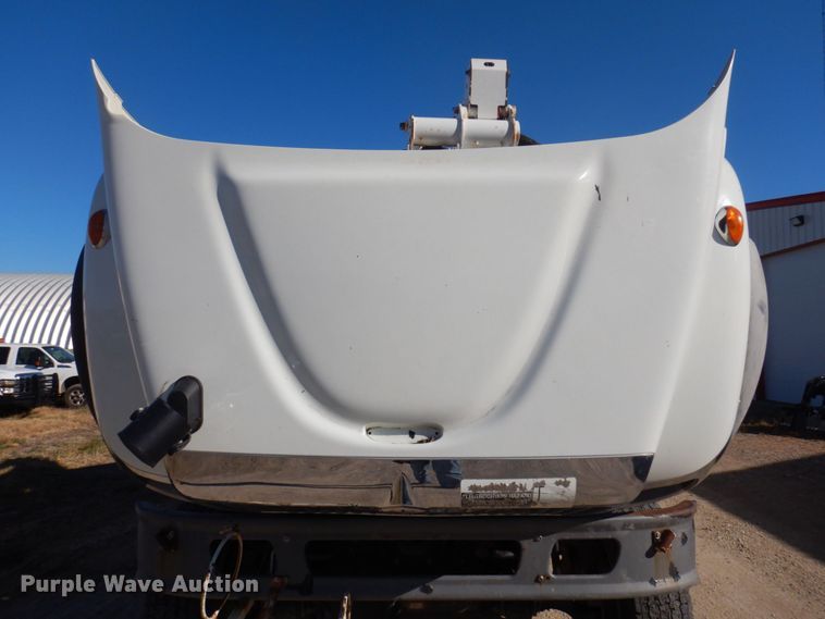 image for item MW9351 2004 International 7300  bucket truck