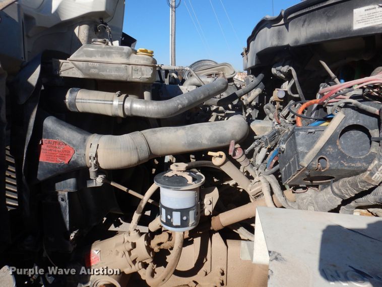 image for item MW9351 2004 International 7300  bucket truck