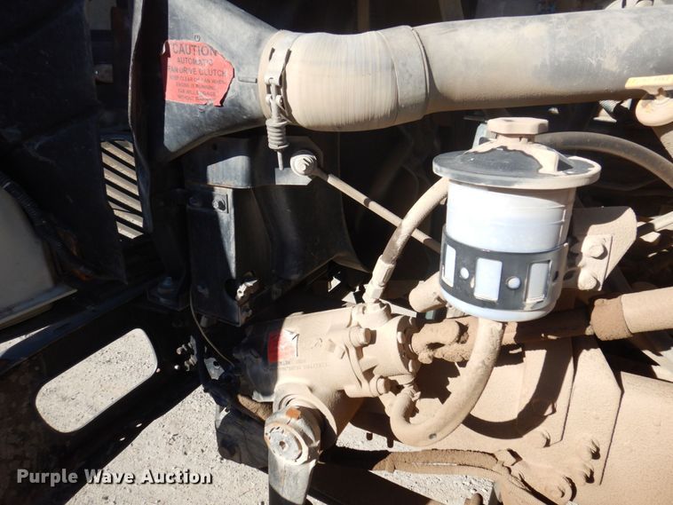 image for item MW9351 2004 International 7300  bucket truck