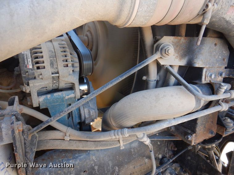 image for item MW9351 2004 International 7300  bucket truck