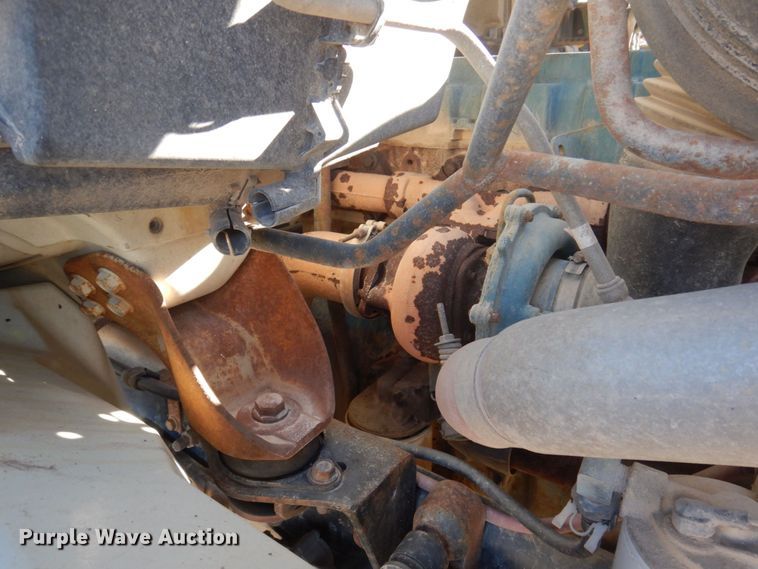 image for item MW9351 2004 International 7300  bucket truck