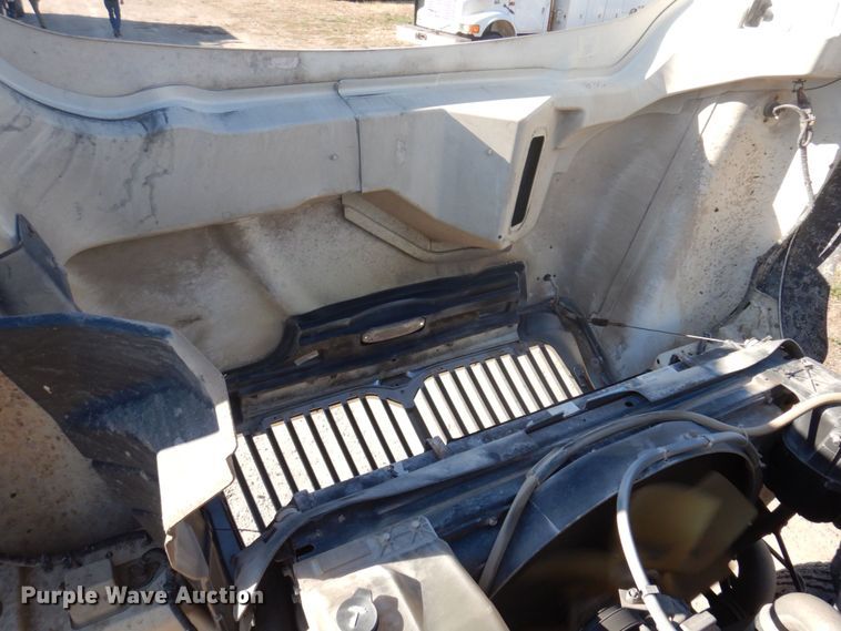 image for item MW9351 2004 International 7300  bucket truck