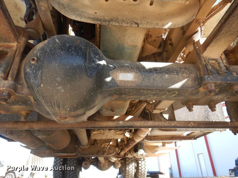 image for item MW9351 2004 International 7300  bucket truck