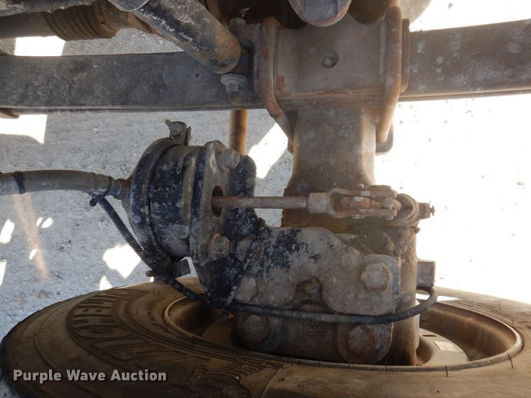 image for item MW9351 2004 International 7300  bucket truck