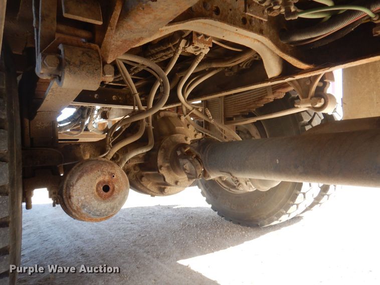 image for item MW9351 2004 International 7300  bucket truck