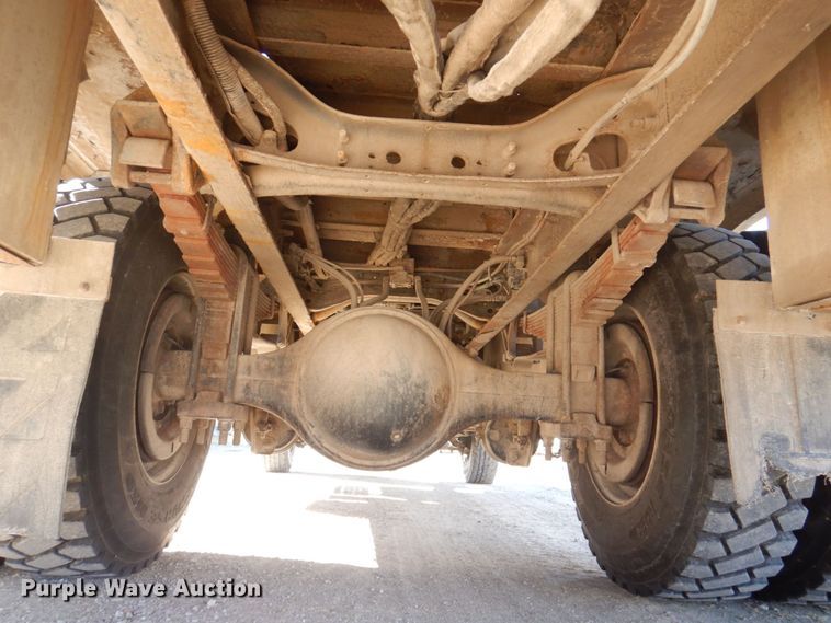 image for item MW9351 2004 International 7300  bucket truck