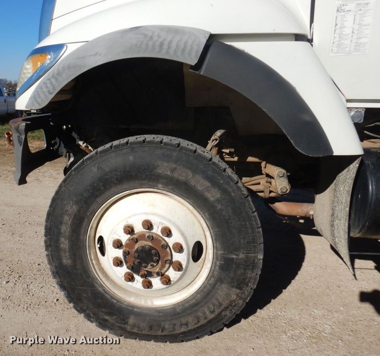 image for item MW9351 2004 International 7300  bucket truck