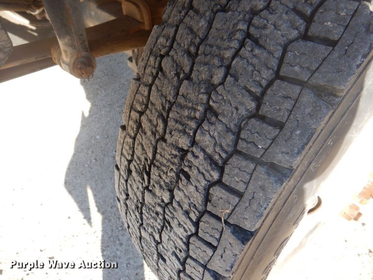 image for item MW9351 2004 International 7300  bucket truck