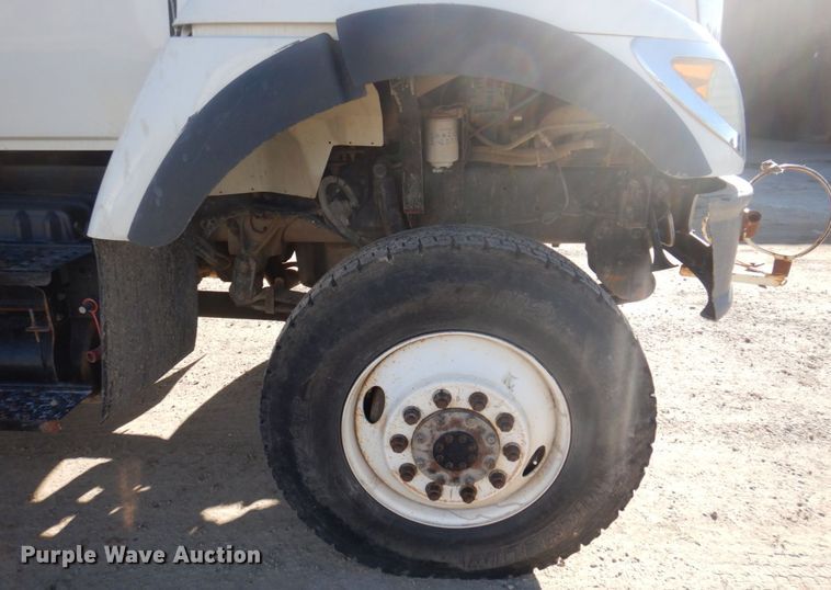 image for item MW9351 2004 International 7300  bucket truck