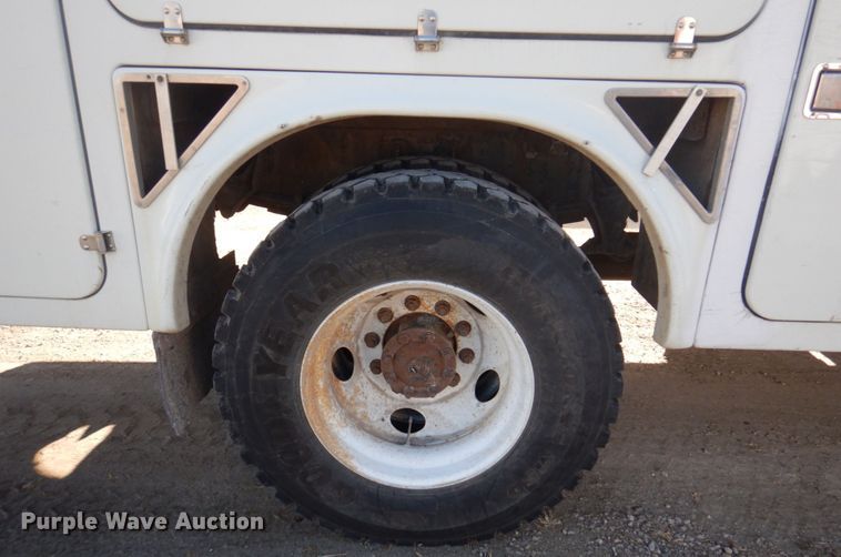 image for item MW9351 2004 International 7300  bucket truck