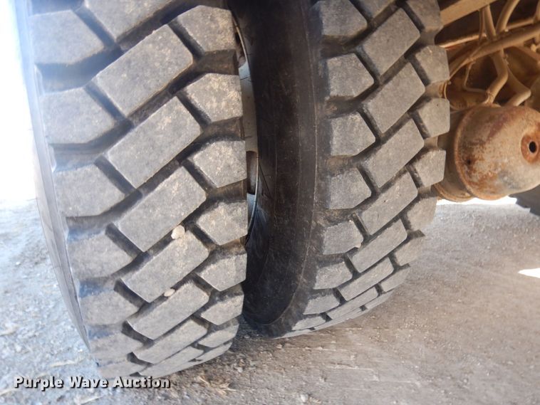 image for item MW9351 2004 International 7300  bucket truck