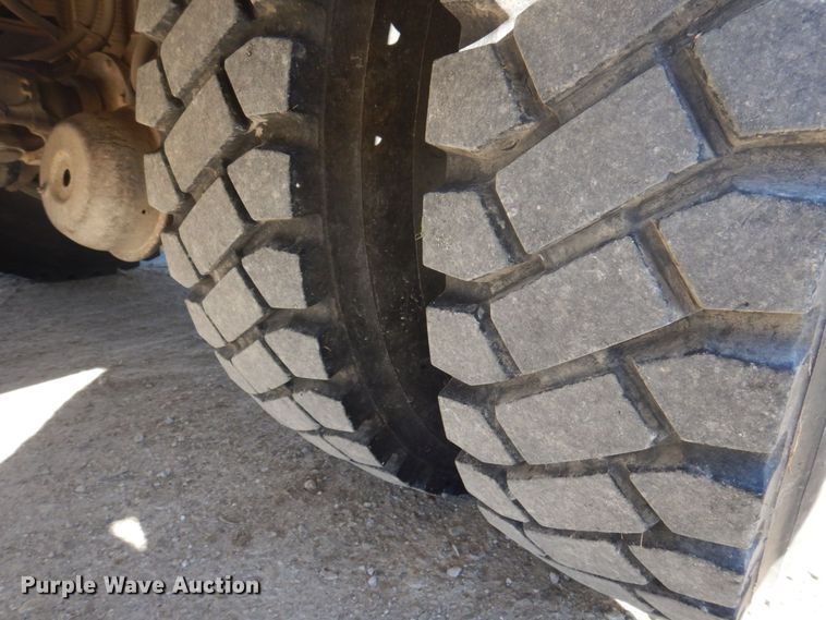 image for item MW9351 2004 International 7300  bucket truck