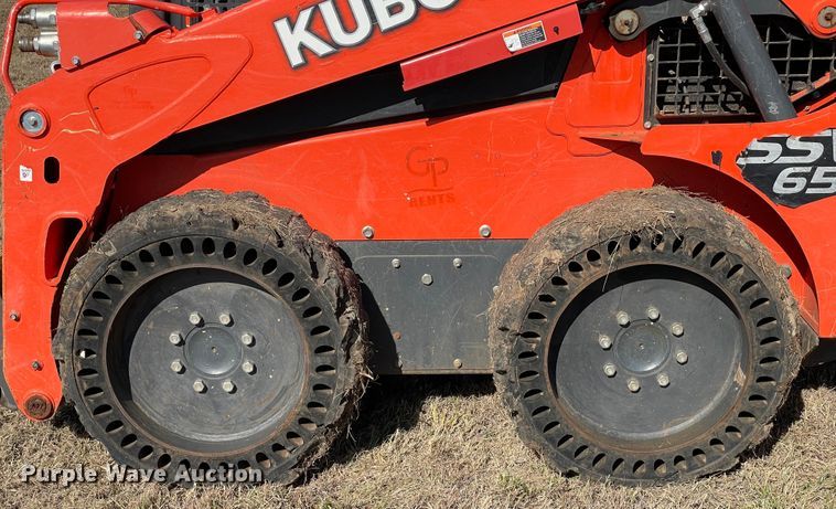 image for item DN7558 2021 Kubota SSV65P  skid steer loader