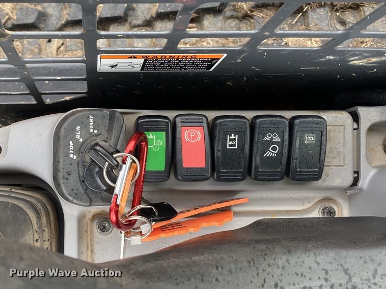 image for item DN7586 2021 Kubota SVL65-2  tracked skid steer loader