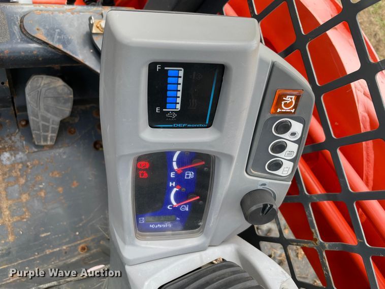 image for item DN7598 2017 Kubota SVL95-2S  tracked skid steer loader