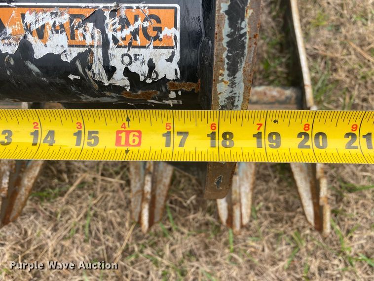 image for item DN7614 2021 Kubota  80"W skid steer rock grapple bucket