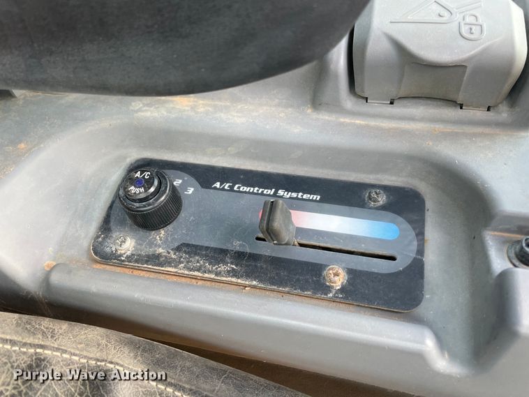 image for item MI9556 2019 Kubota SVL95-2S tracked skid steer loader