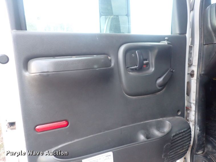 image for item DI1913 2005 GMC C6500  box truck