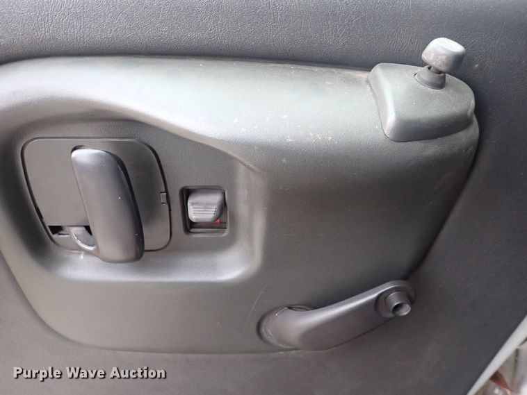 image for item DI1913 2005 GMC C6500  box truck