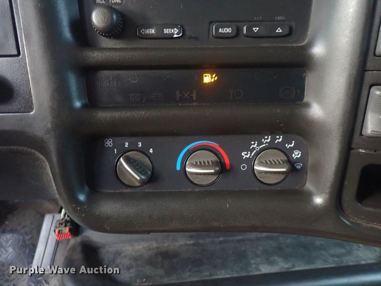 image for item DI1913 2005 GMC C6500  box truck