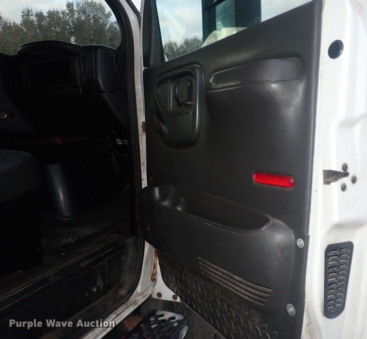 image for item DI1913 2005 GMC C6500  box truck