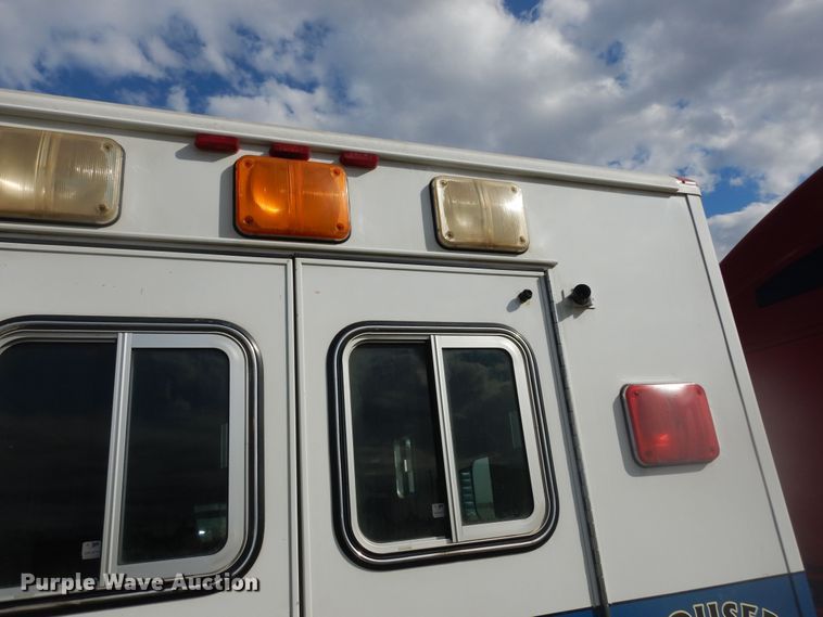 image for item DI6848 1993 Ford E350  ambulance