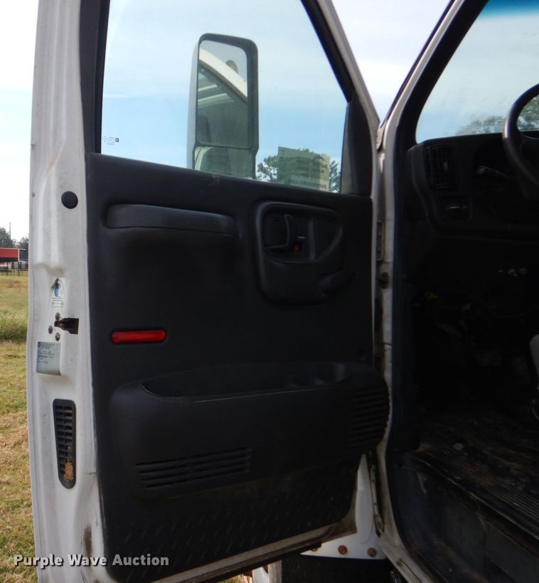 image for item DO1618 2008 Chevrolet C8500  truck cab and chassis