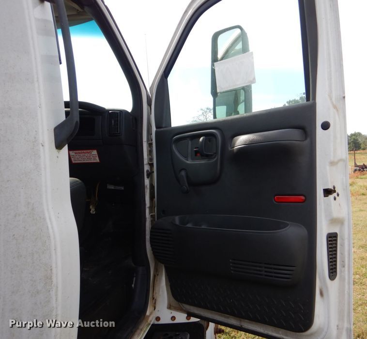 image for item DO1618 2008 Chevrolet C8500  truck cab and chassis