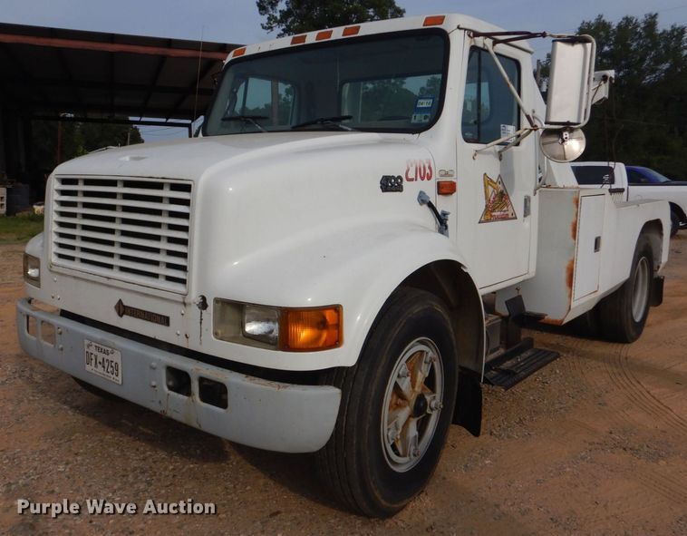 image for item DO1625 2000 International 4700  tow truck