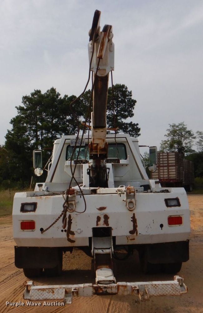 image for item DO1625 2000 International 4700  tow truck