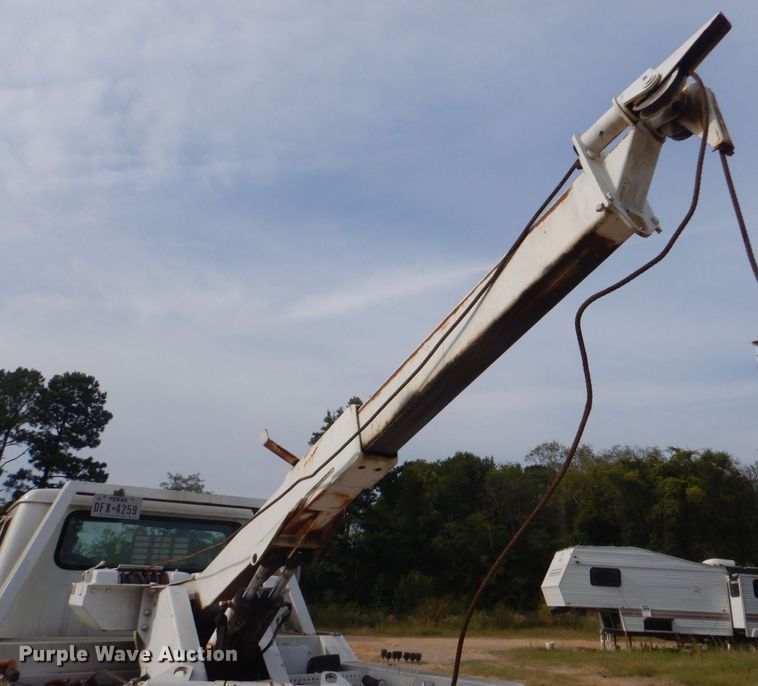 image for item DO1625 2000 International 4700  tow truck