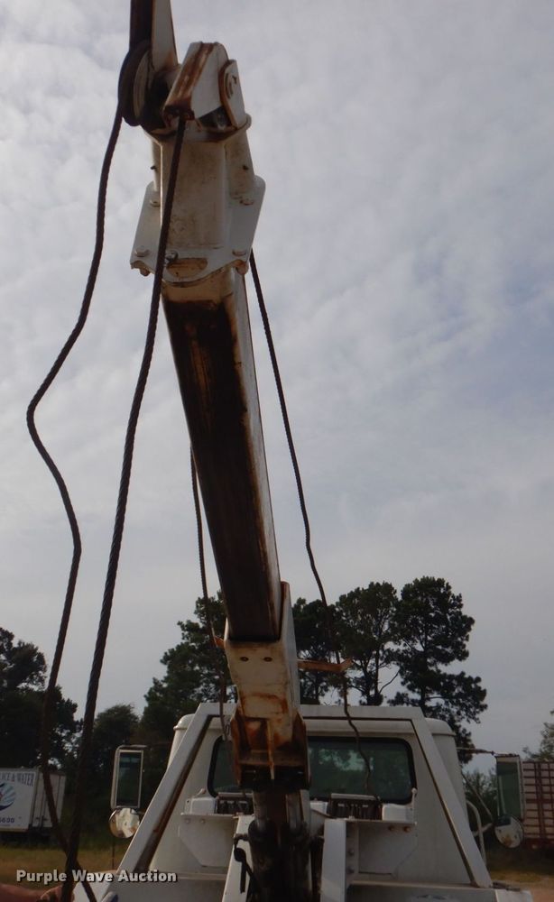 image for item DO1625 2000 International 4700  tow truck